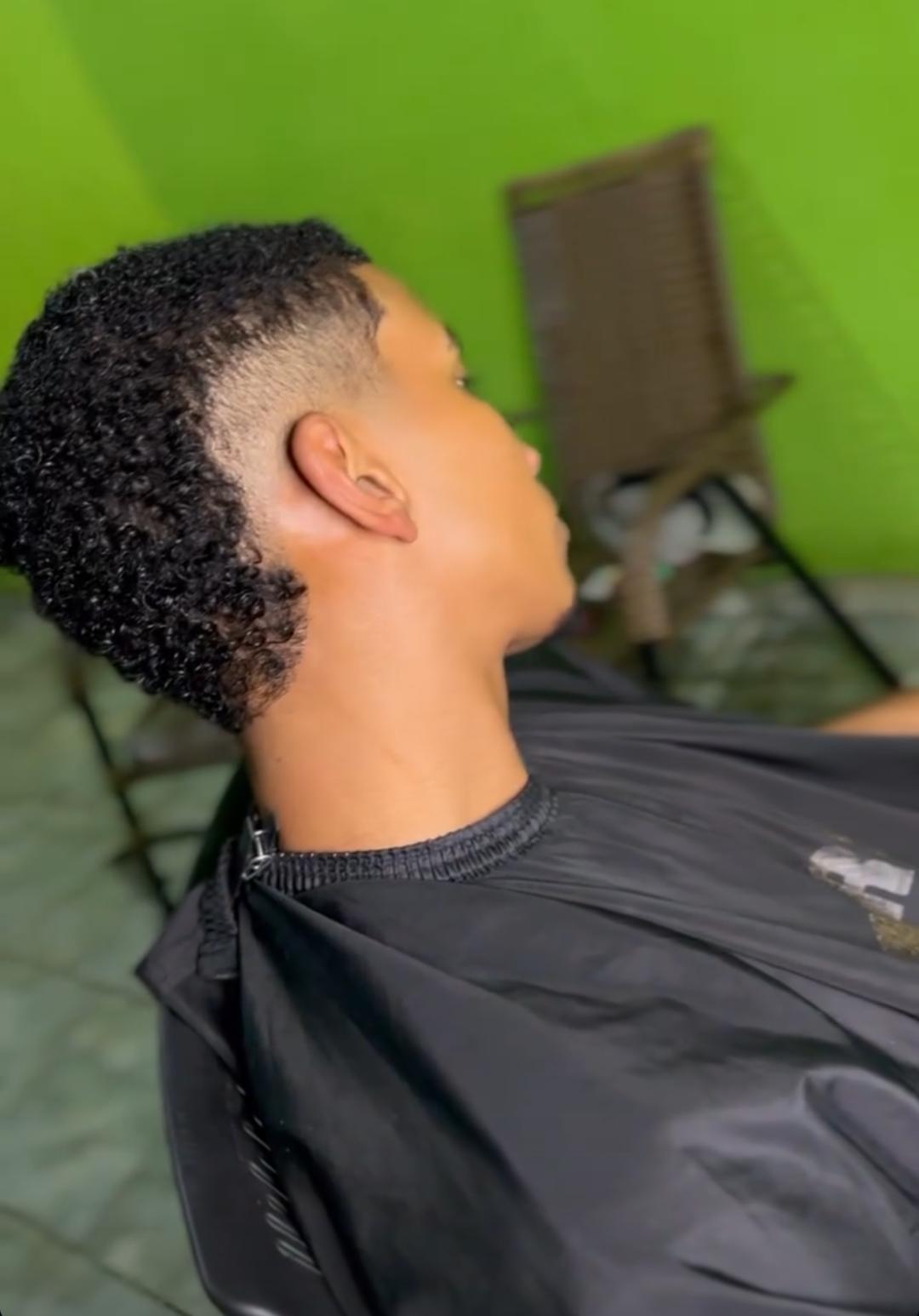 Corte infantil com tesoura feito por Felipe Barbosa